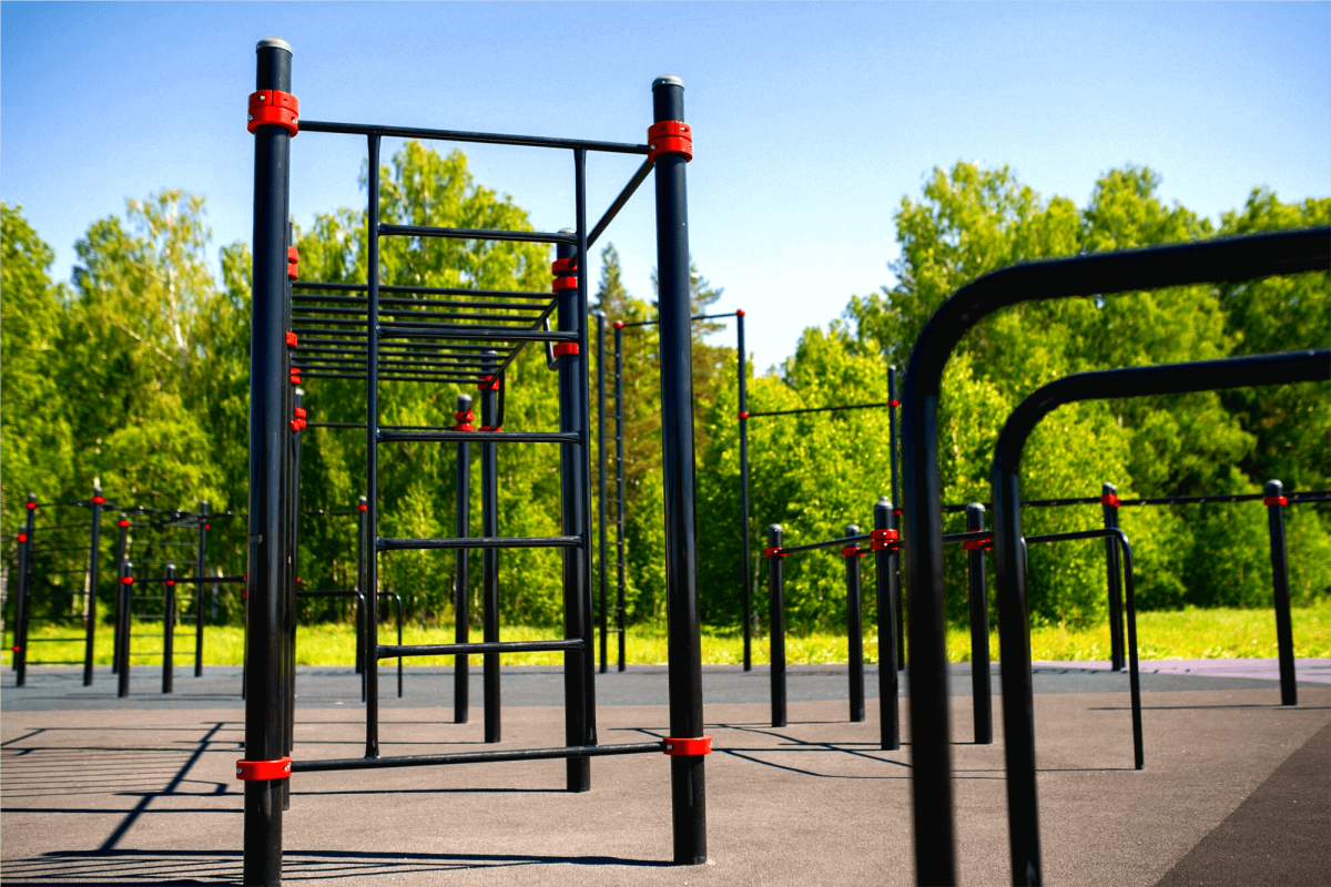 Parque Calistenia El parque de calistenia "VitalFit" es un espacio al aire libre diseñado para el entrenamiento físico y el desarrollo de habilidades de fuerza, resistencia y coordinación. Equipado con barras paralelas, estructuras de trepa, anillas y barras para dominadas, ofrece un entorno ideal tanto para principiantes como para atletas avanzados. Su suelo de material resistente y su disposición ergonómica garantizan seguridad y comodidad. Rodeado de naturaleza, este parque es el lugar perfecto para ejercitarse al aire libre y promover un estilo de vida activo y saludable.