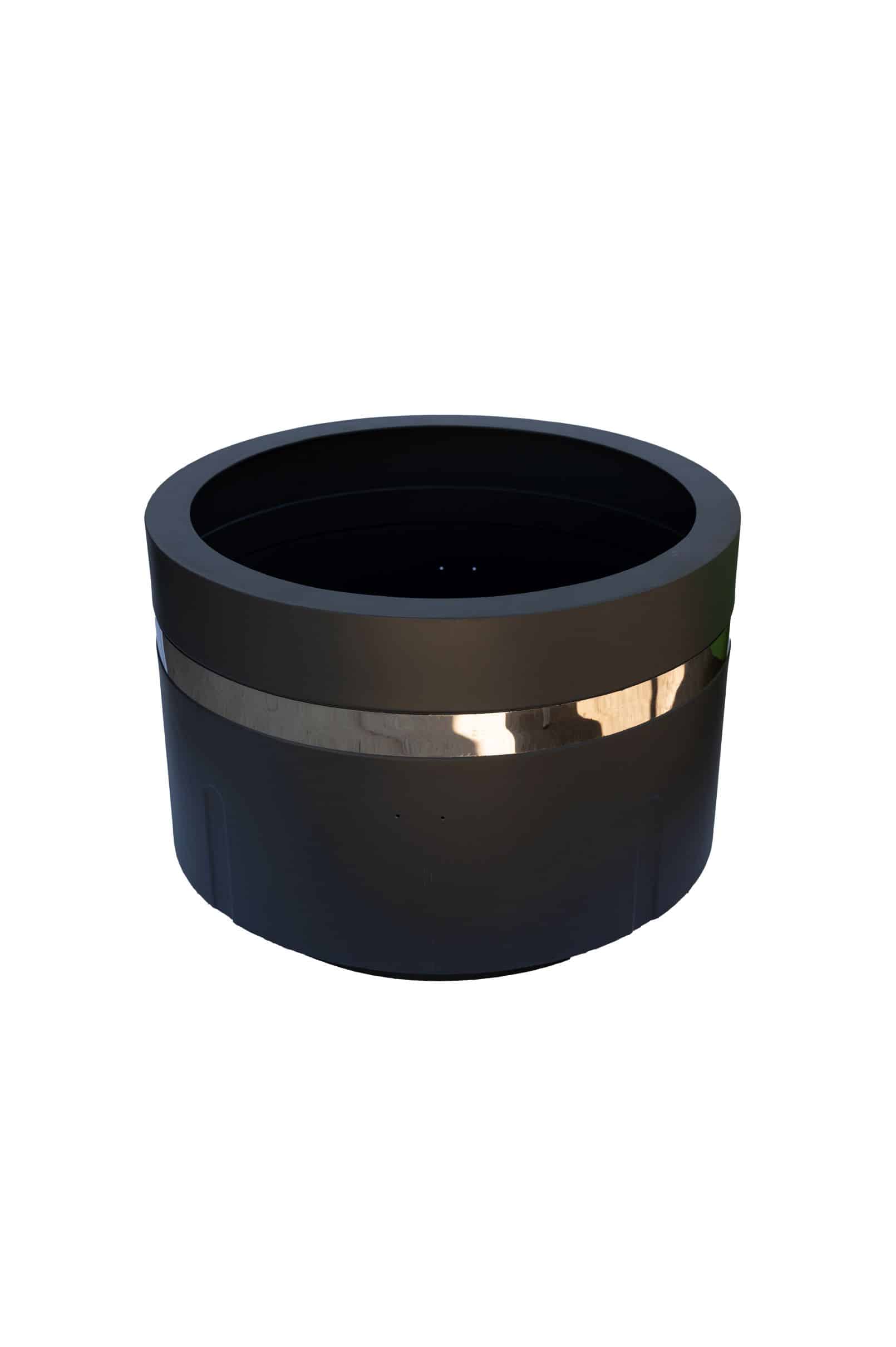 Jardinera circular de acero de 0,80 m de radio, pintada en negro y con anillo superior de acero inoxidable, fijación atornillable.