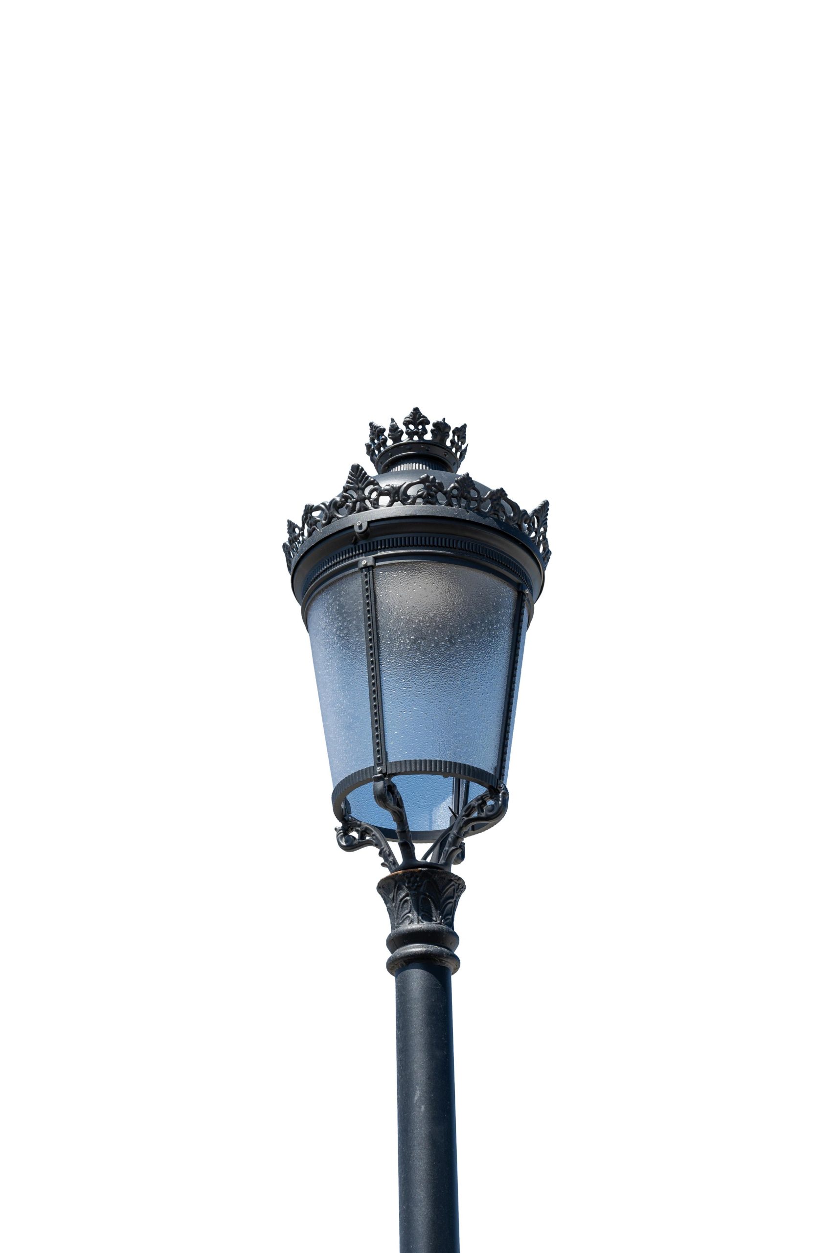 Farol Fernandino negro con diseño clásico, corona decorativa y cuerpo de vidrio transparente para iluminación urbana.