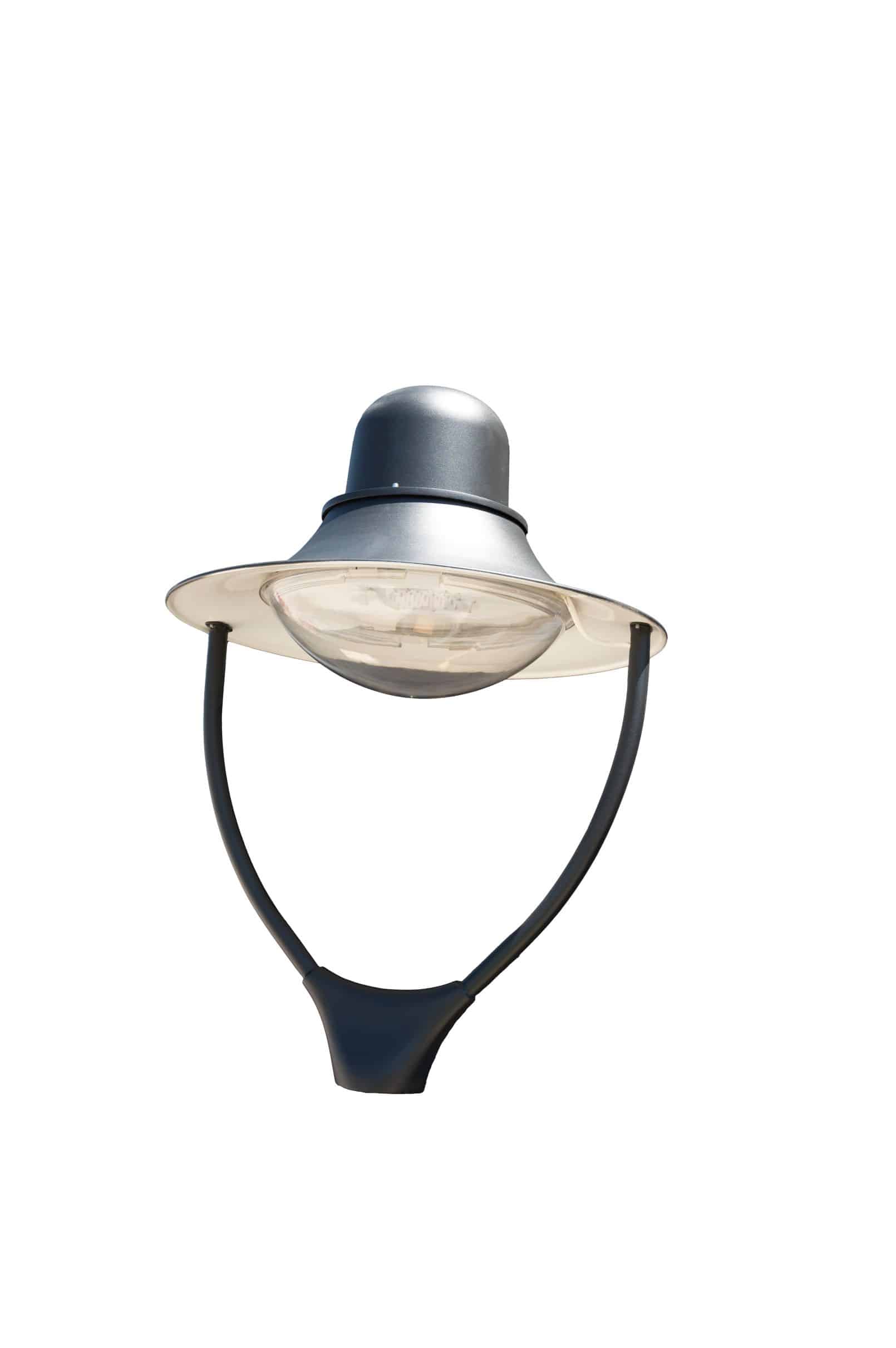 Farola Portalis de diseño náutico con brazos simétricos y difusor de policarbonato, ideal para parques y zonas urbanas.