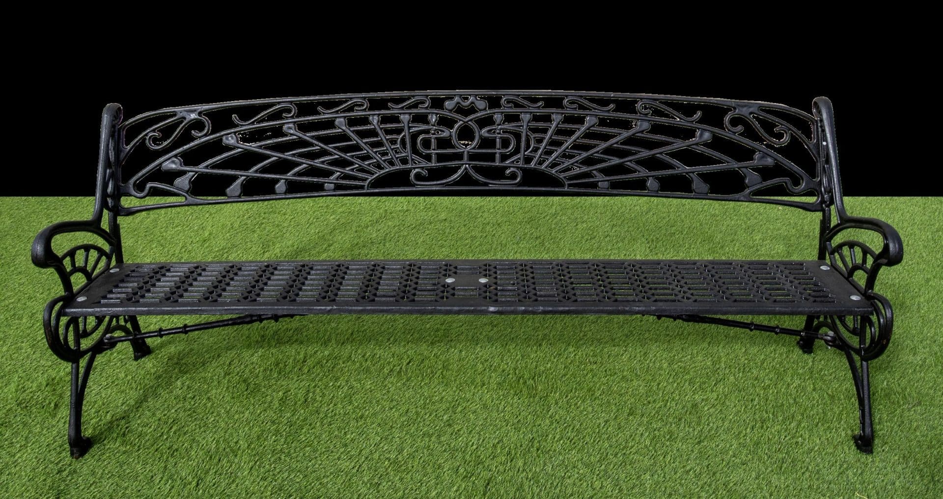 Banco clásico de fundición metálica con respaldo orgánico y acabado negro o grafito para parques y espacios públicos.